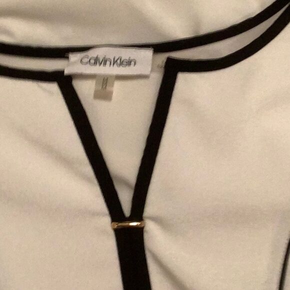 ⚪ Calvin Klein White Split-Neck Sleeveless Blouse w/Black Trim & Gold Bar – Sz M - Picture 4 of 5